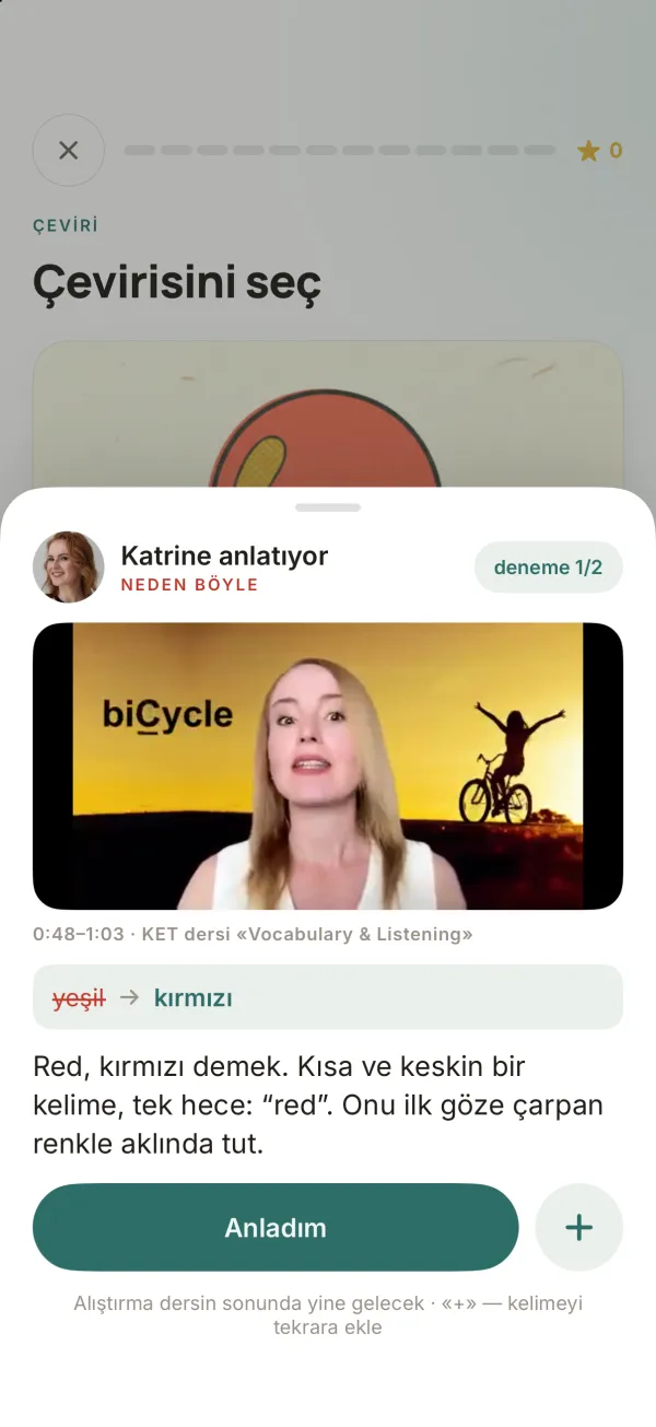 «Katrine anlatıyor — Neden böyle» paneli: kısa bir video bölümü, «yeşil → kırmızı» düzeltmesi ve red kelimesinin kısa açıklaması